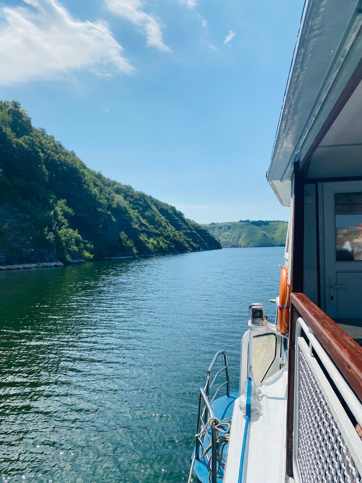 Balade en bateau sur une riviere paisible sous un ciel degage