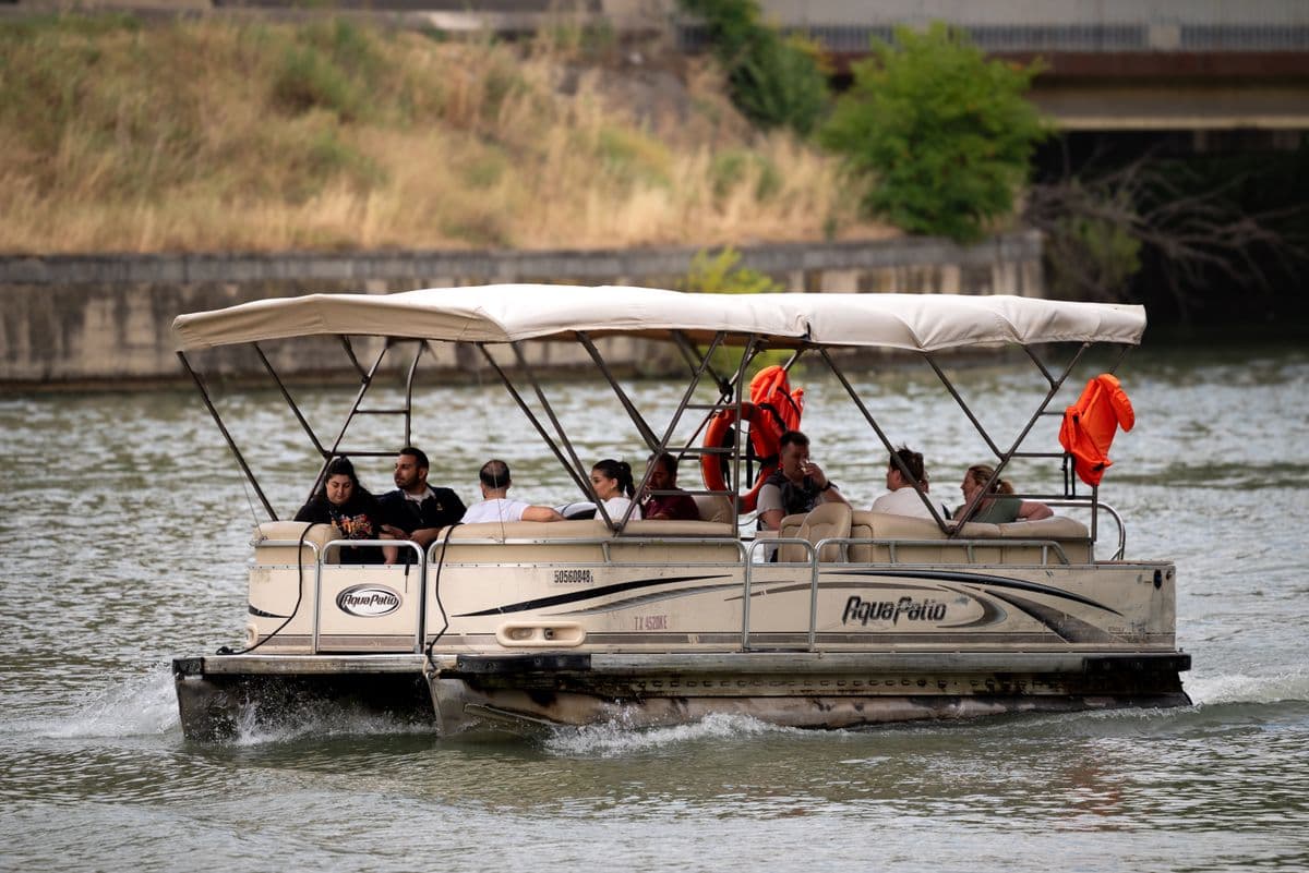 Petit bateau ponton prive avec un groupe a bord sur la riviere