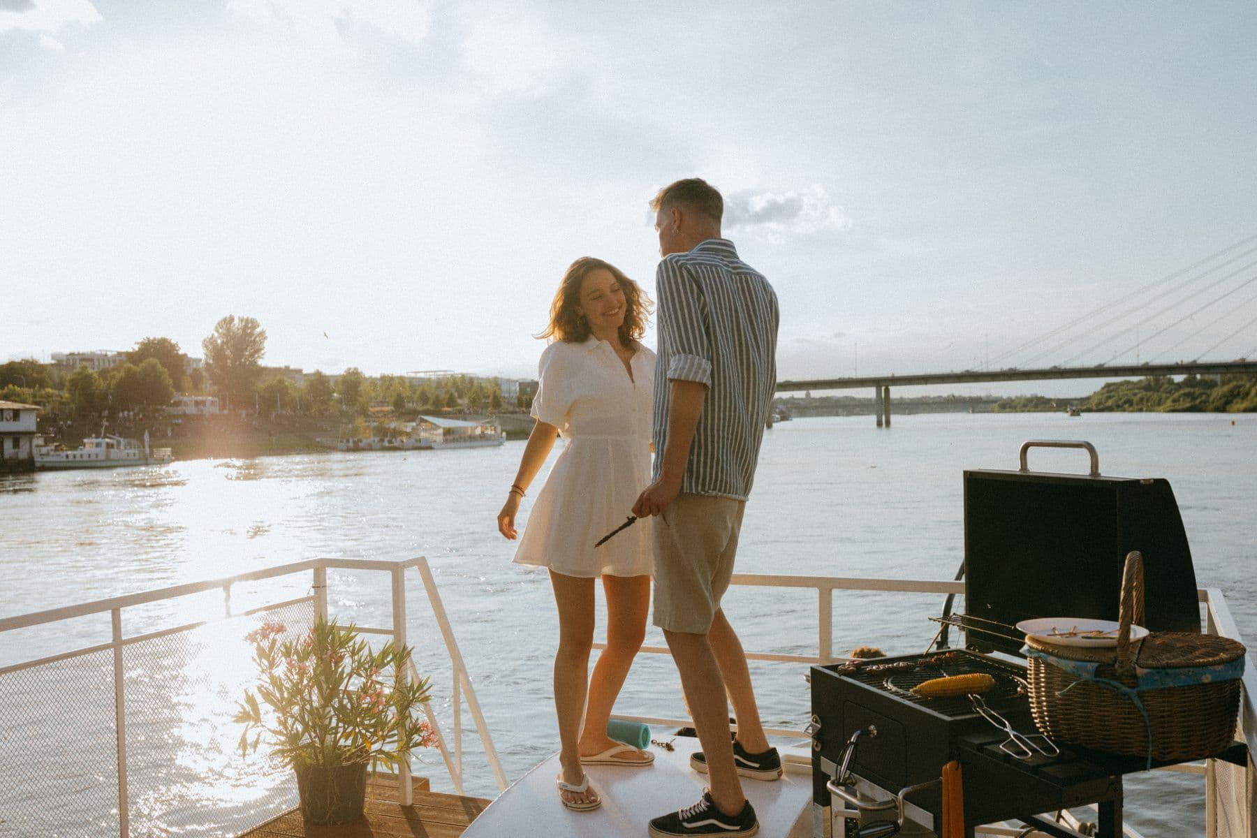 Couple sur le pont d'un bateau au coucher du soleil
