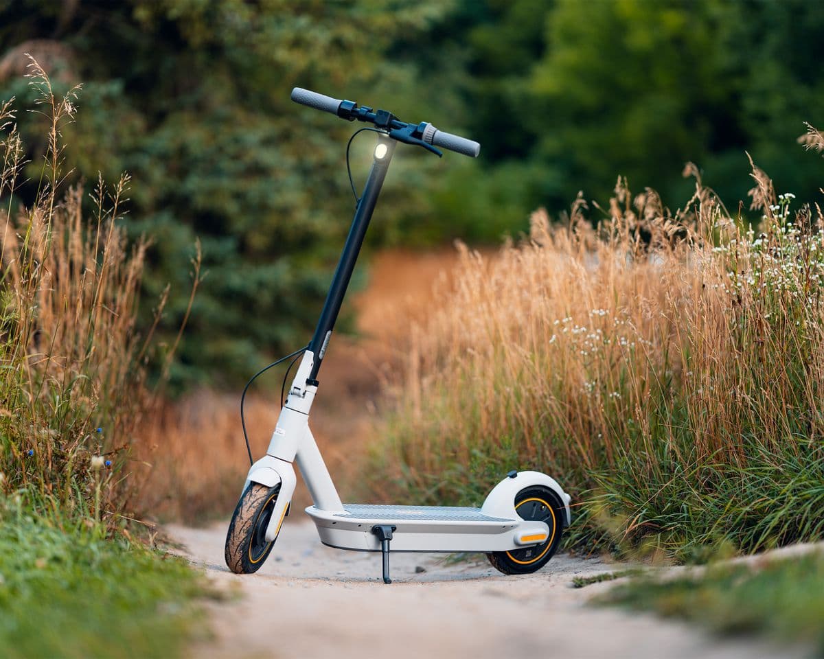 Trottinette electrique sur un chemin rural au milieu de la nature